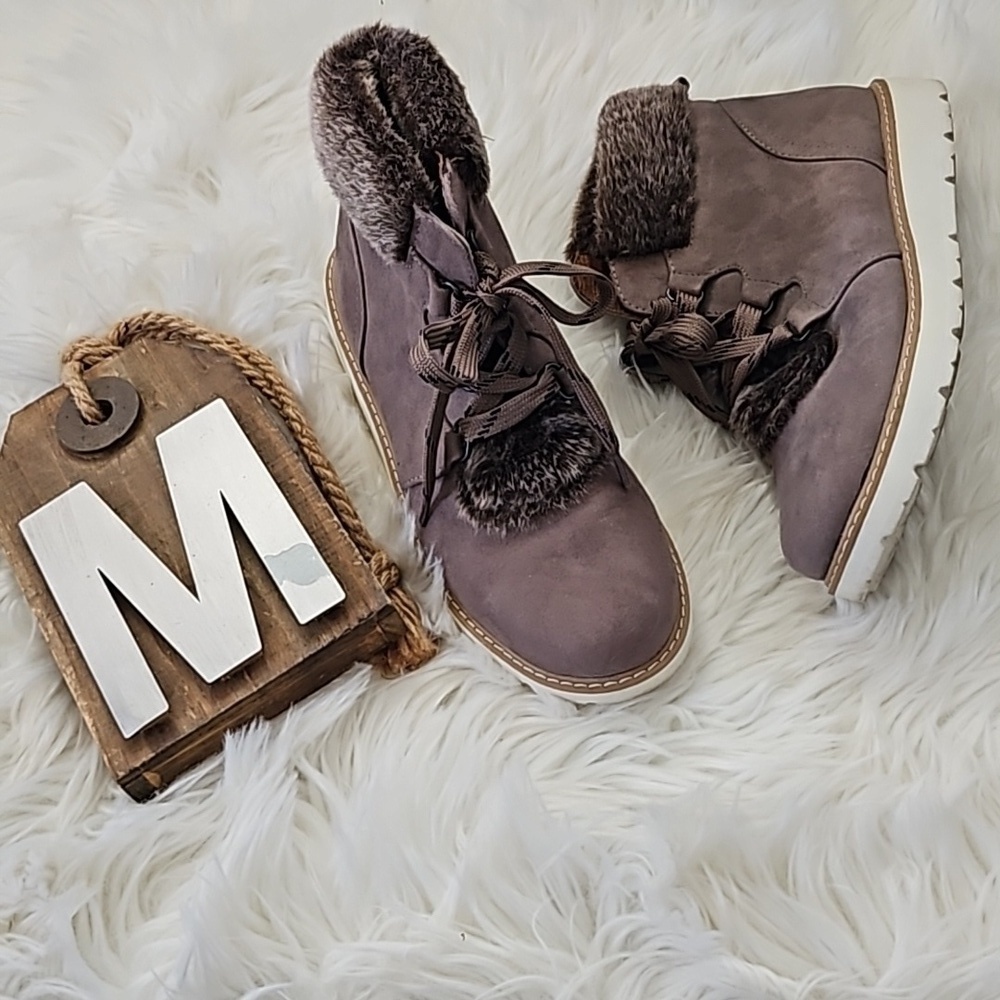 a.n.a Andes Brown Faux fur and Faux Suede Lace Up Rounded Toe Boots